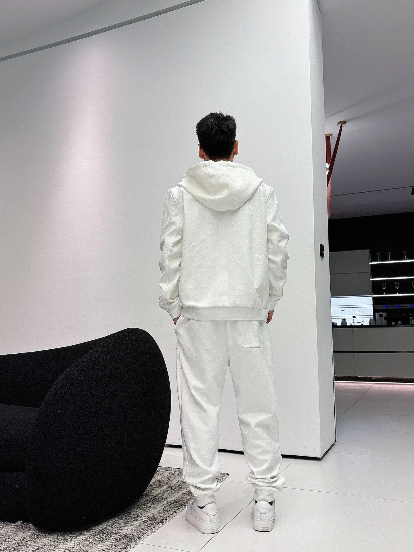 🅿️720 [LV Louis Vuitton] hot-selling suit is coming. Focus on the original version of the official website. 2025 new hot-selling cardigan and sweatshirt suit. The original order is the best. 🇭🇰The meticulous work of top designers. It has a fitting and perfect upper body effect. All-natural high-quality Tencel Roman cotton 100%, close-fitting comfort, noble and elegant! Original hardware embodies elegance and nobility! Counter size: M-3XL (maximum wear up to 190 pounds)